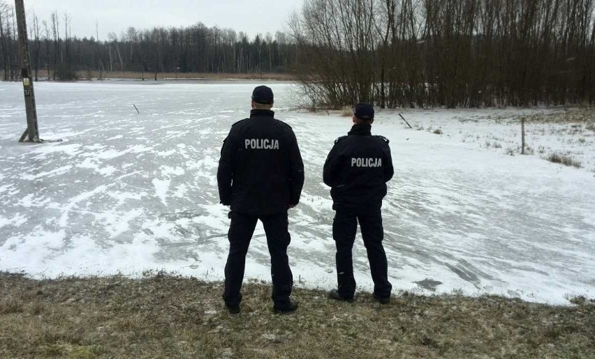 Ełk. Policjanci ratowali przerażone dzieci z tafli lodu