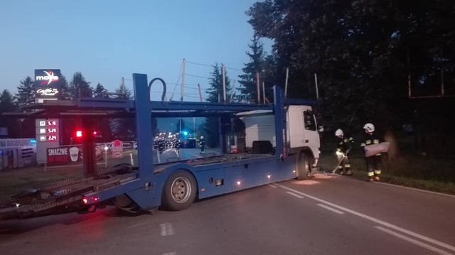 Nie wiadomo dlaczego kierowca ciężarowego volvo z przyczepę nie ustąpił pierwszeństwa kierowcy busa. Wiadomo, że chciał włączyć się do ruchu z ulicy podporządkowanej.