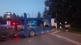 Wypadek w Żywcu: ciężarówka z lawetą wjechała w busa. 5 osób w szpitalu ZOBACZ ZDJĘCIA