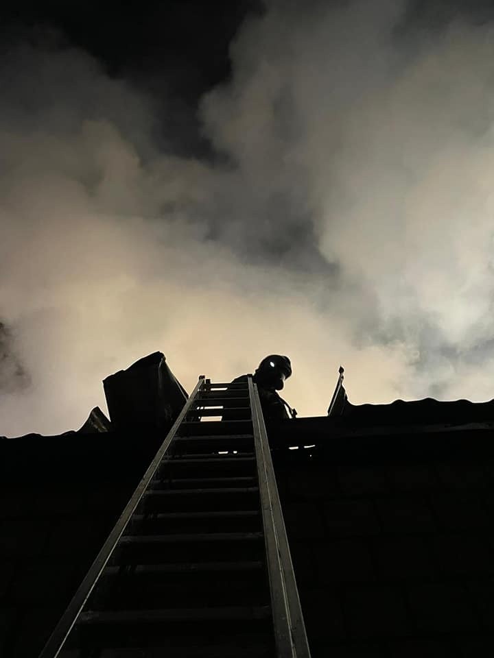 Pożar domu jednorodzinnego w Brzeźnie. Mieszkańcy uciekli przed ogniem