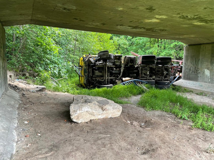 Kolbudy. Ciężarówka przebiła się przez barierki i spadła do rzeki Raduni. Ruch wahadłowy 06.06.2022 r.