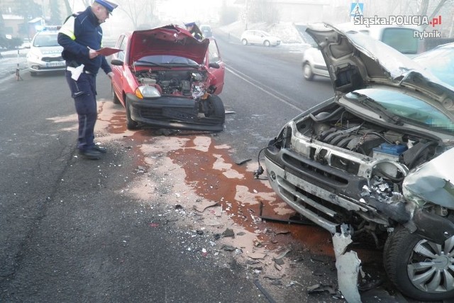 Czerwionka: zderzenie czołowe przy ul. 3 Maja. W fiata seicento uderzył inny samochód