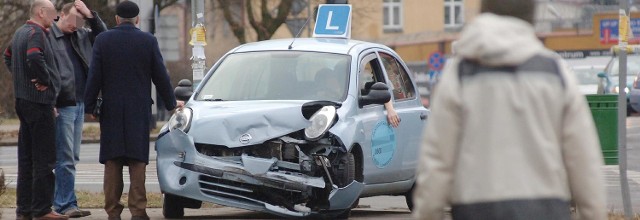 "Elka" jeszcze z kierowcą w środku odholowana na chodnik tuż po zderzeniu z fordem.