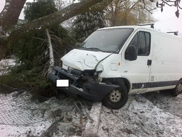 Jak w przypadku kolizji w Szewcach, również w Witowie kierowca nie odniósł poważniejszych obrażeń. Staranował jednak ogrodzenie.