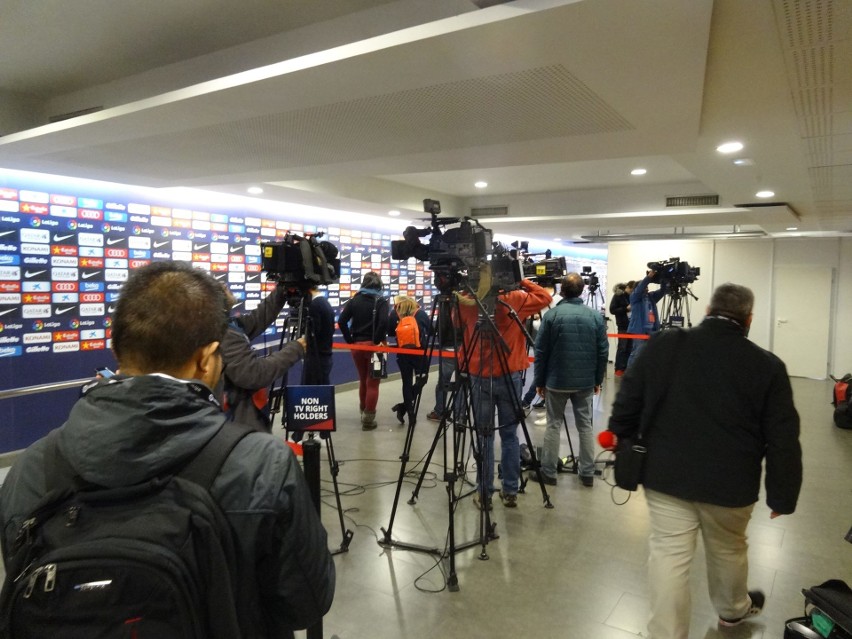 Camp Nou od kuchni. Tak wygląda praca dziennikarza na meczu...