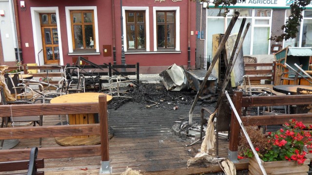 Pożar ogródka piwnego na Rynku w Grudziądzu strawił nie tylko jego wyposażenie, ale także uszkodził, m.in. okna kamienicy stojącej najbliżej