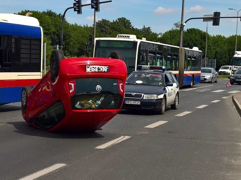 Dachowanie u zbiegu Fordońskiej i Kamiennej [ZDJĘCIA]