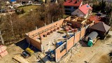 Gmina Wieliczka. W Byszycach rośnie szkolna hala sportowa za kilka milionów złotych. Prace idą ekspresowo