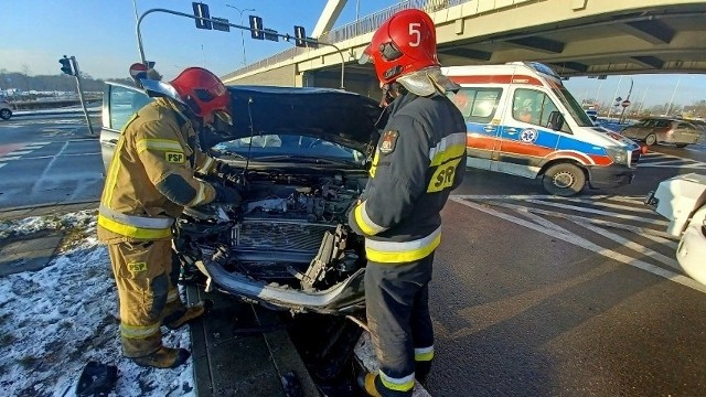 Wypadek na DK35 pod Wrocławiem. Dwie osoby są ranne.