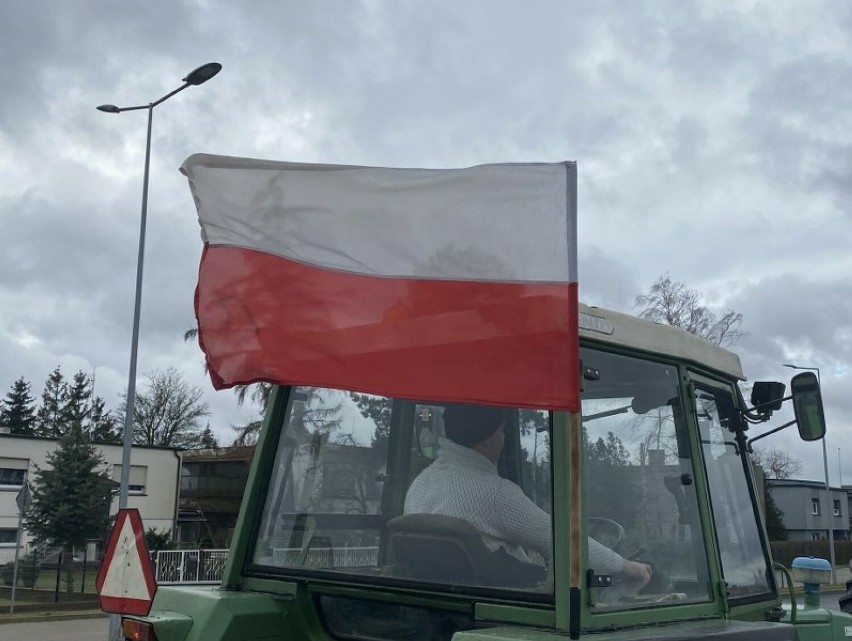 Rolnicy blokują drogę S5 w rejonie Leszna.