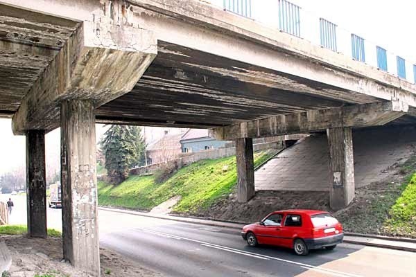 Że popękany i przeciekający wiadukt wymaga szybkiego remontu, widać na pierwszy rzut oka.