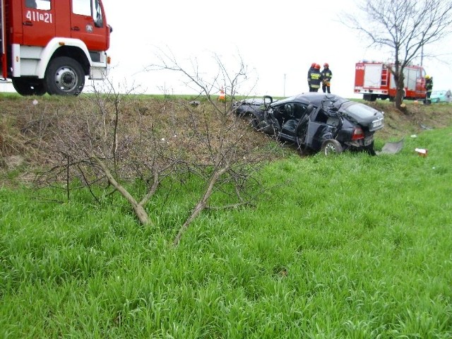 Rover, którym kierowała 30-latka wypadł z drogi i dachował. 