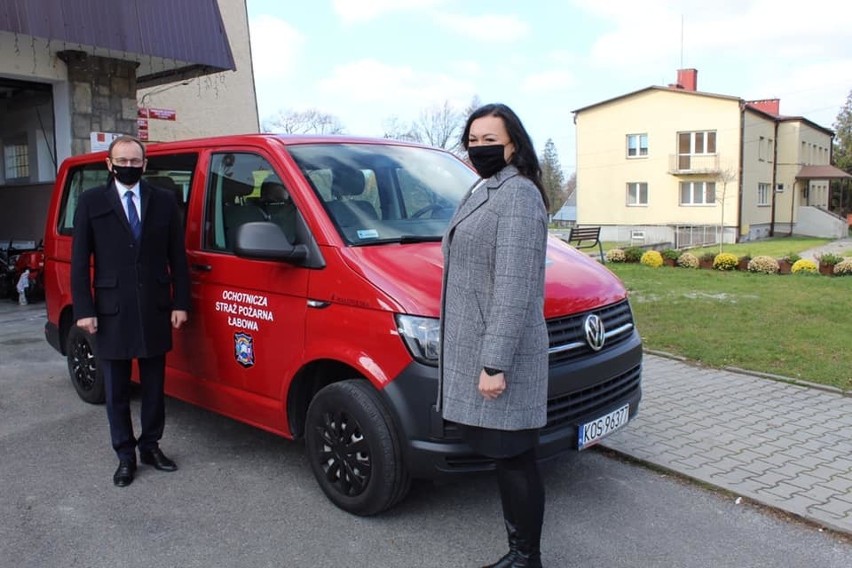 Łabowa. OSP ma 100 lat i nowe auto. Z gratulacjmi i życzeniami przyjechał minister