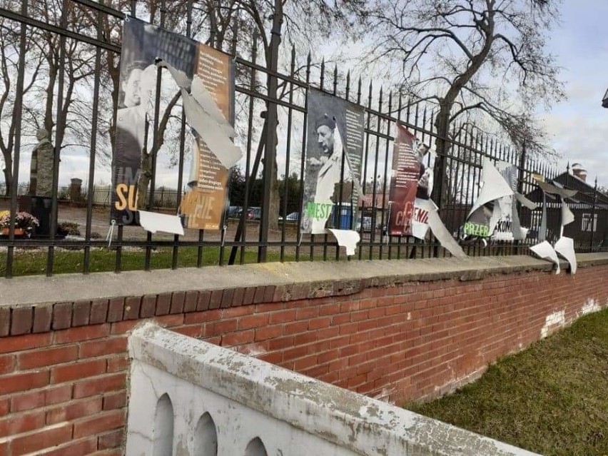 Ktoś zniszczył wystawę poświęconą Janowi Pawłowi II i kard. Wyszyńskiemu w Rejowcu. „To kolejny atak na Kościół”