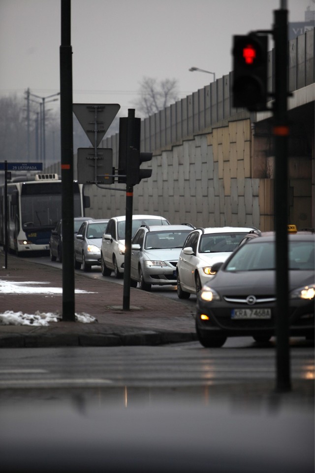 Sznur aut ustawionych na pasie do skrętu w prawo, w al. 29 Listopada to codzienność na ul. Opolskiej                                                                                                                                                                                                                                                                                               `                                                                                                                                                                                                                                                                                                         `                                                                                                                                                                                                                                                                                                         `                                                                                                                                                                                                                                                                                                         `
