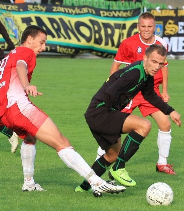 Przemysław Stąporski (w czarnym stroju) okazał się jesienią najskuteczniejszym piłkarzem trzecioligowej drużyny piłkarskiej Siarki Tarnobrzeg.