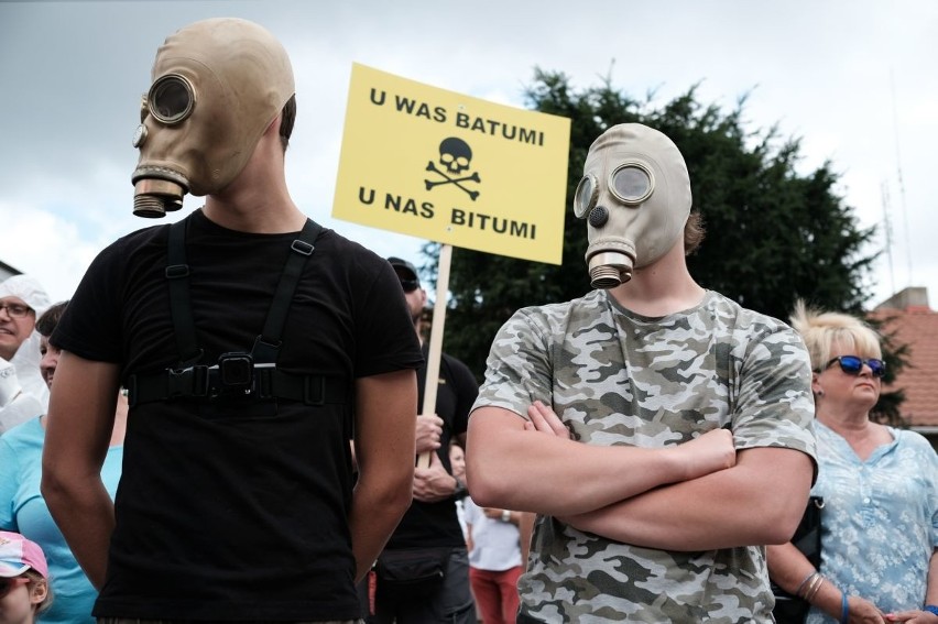 Protest mieszkańców Dąbrowy przed Urzędem Gminy w Dopiewie