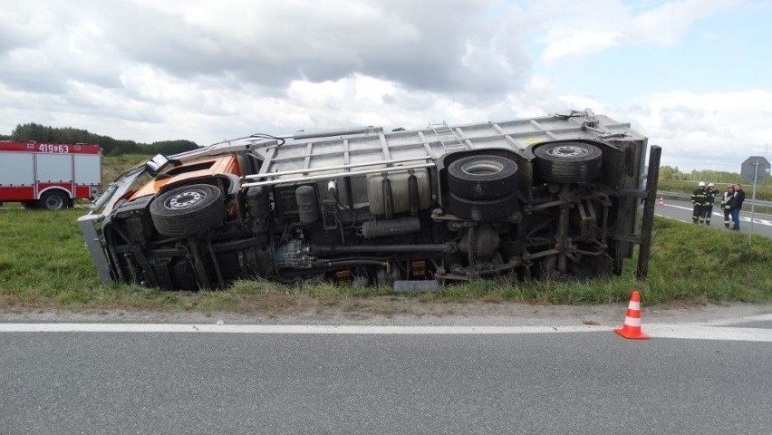 Wypadek w Niedzieliskach, zderzenie samochodu osobowego z ciężarówką [ZDJĘCIA]