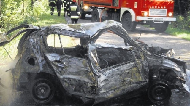 33-latek uderzył w drzewo na drodze Radziwiłłówka - Mielnik. Renault clio zaczęło płonąć. Kierowcy nie udało się uratować.