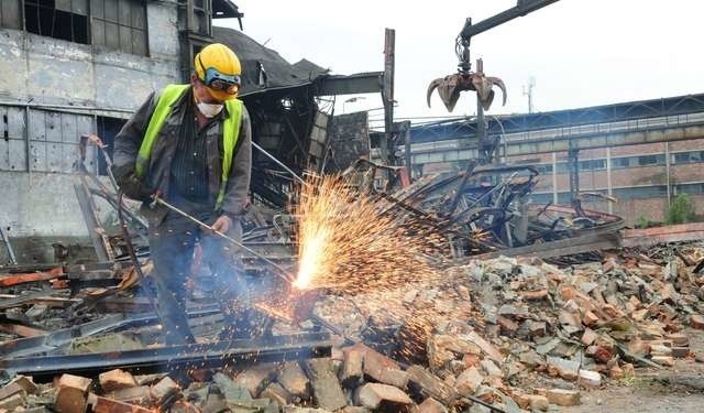 Przygotowując plac budowy pod centrum handlowe na terenie Makrum przy Sułkowskiego, wyburzono kilkanaście fabrycznych budynków