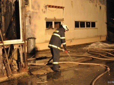 gasili Czesi i strażacy z Jednostki Ratowniczo-Gaśniczej w Paczkowie.
