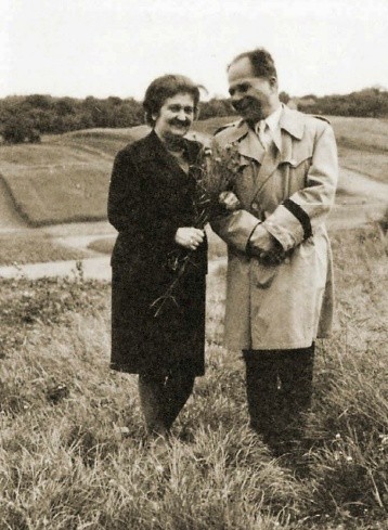 Wiktoria i Witold na spacerze w okolicach Bochni, w 1970...