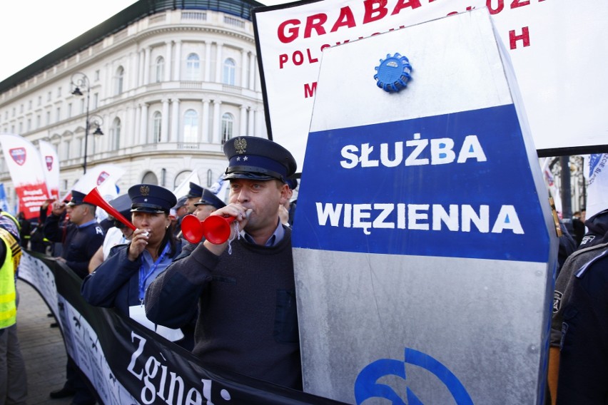 Protest policjantów w Warszawie. Mundurowi domagają się...