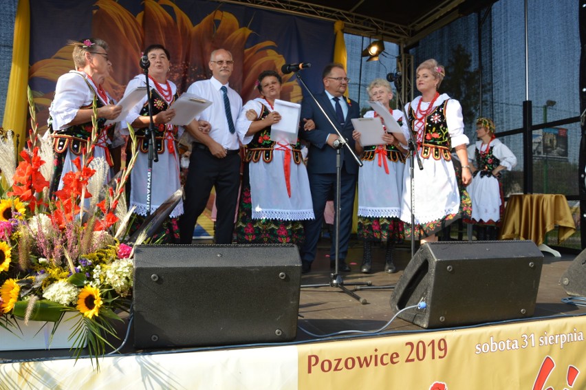 POZOWICE. Na gminnych dożynkach burmistrz Skawiny dzielił chleb. Dziękował rolnikom za ten dar ziemi