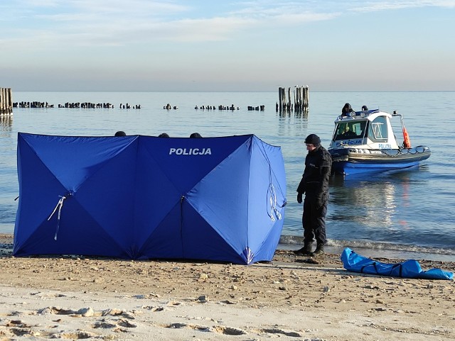 Służby na plaży w Babich Dołach pracowały cały dzisiejszy poranek.