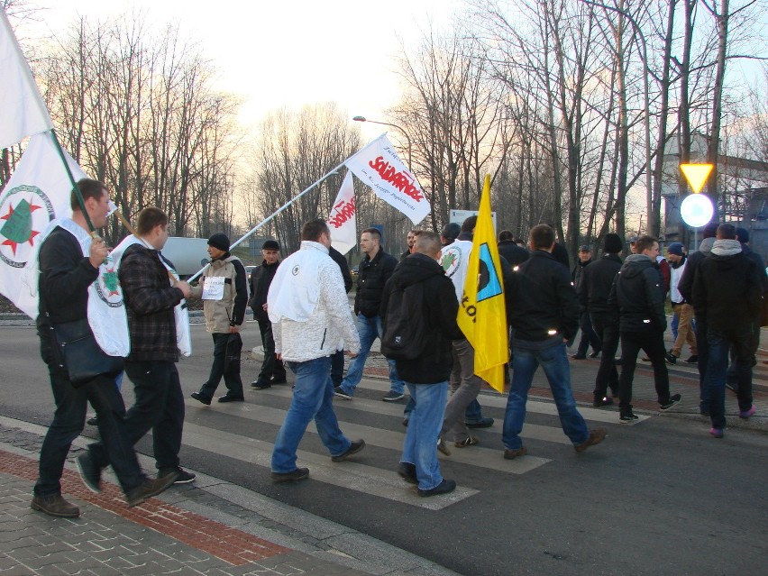 Strajk na Śląsku: Górnicy blokowali drogę w Mysłowicach. Tłumów jednak nie było [ZDJĘCIA]