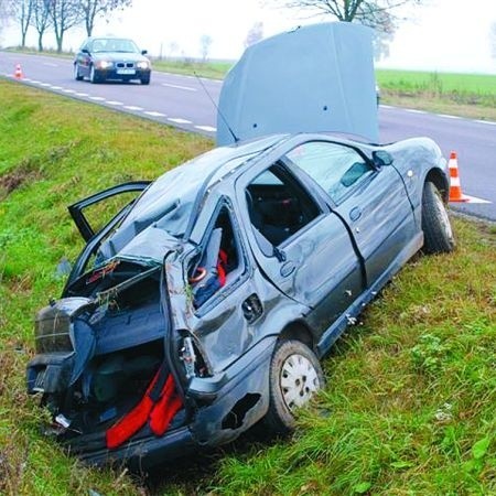 Podczas wypadku, do którego doszło 1 listopada w Gutach, jeden z samochodów dachował, po czym wylądował w rowie