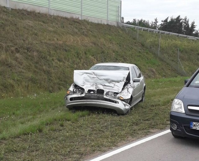 Po zderzeniu z ciężarówką ranny został kierowca BMW i 18-letnia pasażerka tego samochodu.