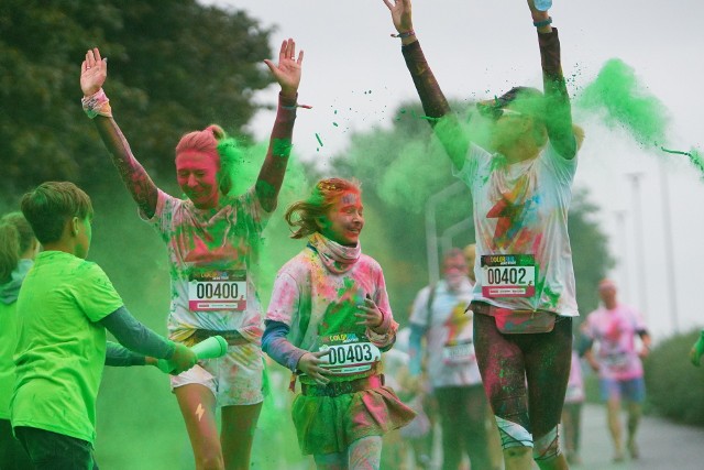 W sobotę nad jeziorem Malta odbył się najbardziej kolorowy bieg świata - Color Run. Uczestnicy mieli do pokonania 5-kilometrową trasę. W tym roku pojawiły się na niej dmuchane przeszkody i stacja z kolorową pianą. Kolejne zdjęcie -->