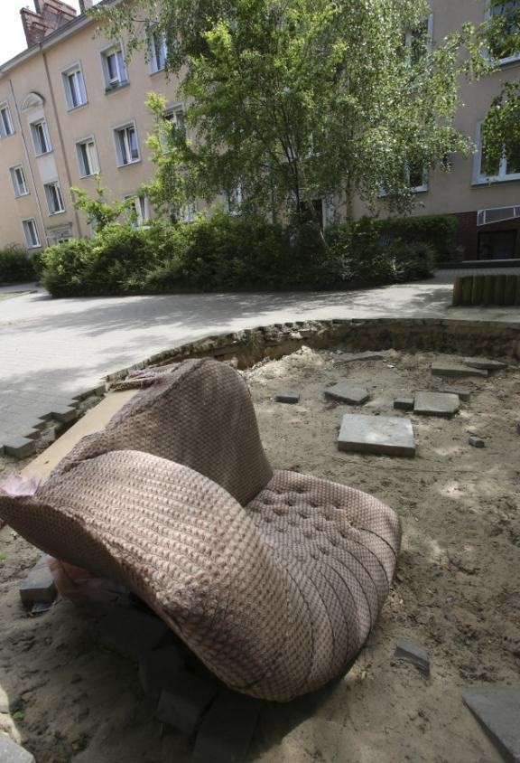 Czytelnikowi nie podoba się zdewastowana piaskownica w centrum Słupska. Niedługo ma ona zostać odtworzona
