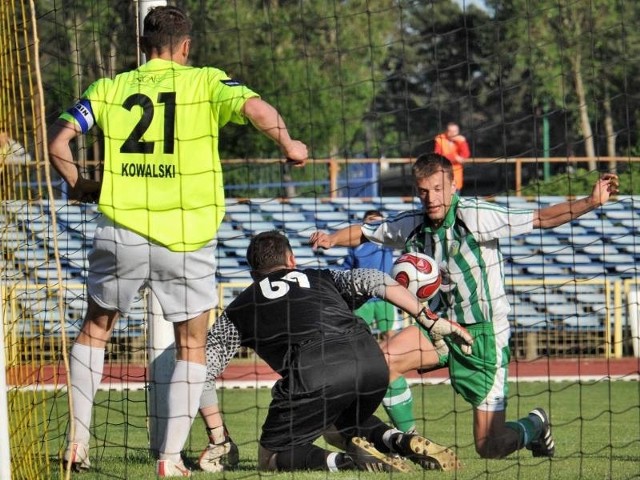 Szkoda, że się nie udało. Oto sytuacja z 60 minuty. Łukaszowi Kaczorowskiemu zabrakło odrobiny szczęścia by piłka znalazła się w siatce.