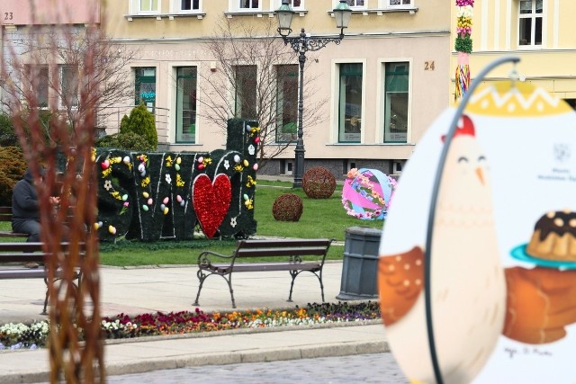 W samym sercu miasta pojawił się napis #SWD w świątecznej aranżacji. W Parku Zamkowym kicają drewniane zające, żółte kurczaczki, pisanki oraz ozdoby z kolorowymi wstążkami. Wzorem ubiegłych lat, w okolicach Młodego Miasta, została zamontowana palma wielkanocna.