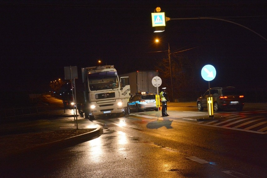 Nocna akcja. Policjanci skontrolowali 700 ciężarówek (zdjęcia)