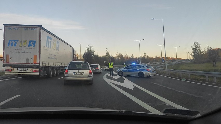 Autostrada A4 jest całkowicie zablokowana w obie strony po...