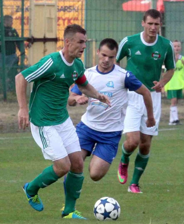 Kapitan "zielonych&#8221; Jakub Cieciura (z piłką) uważa, że Radomiaka jest stać na zdecydowanie lepszą grę.
