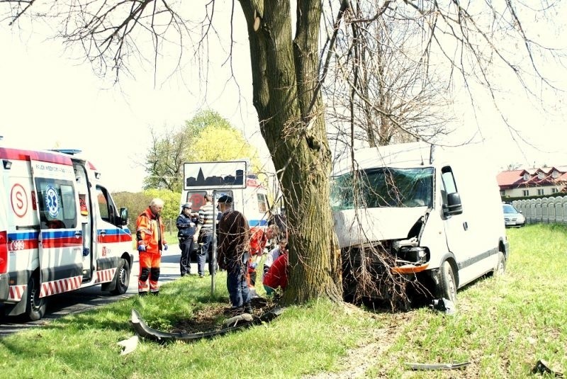 Wypadek pod Brzezinami [zdjęcia] Samochód wjechał w drzewo!