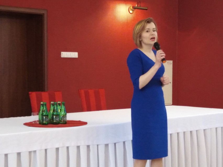 Wiceminister Anna Krupka w Małogoszczu. Mówiła o "Nowej Piątce" i wyborach do europarlamentu. Mieszkańcy pytali o program "Czyste powietrze"