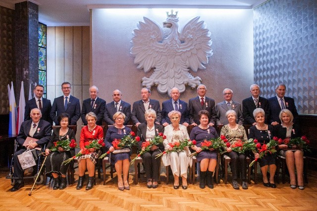 Osiemnaście par świętowało w częstochowskim Urzędzie Stanu Cywilnego złote gody
