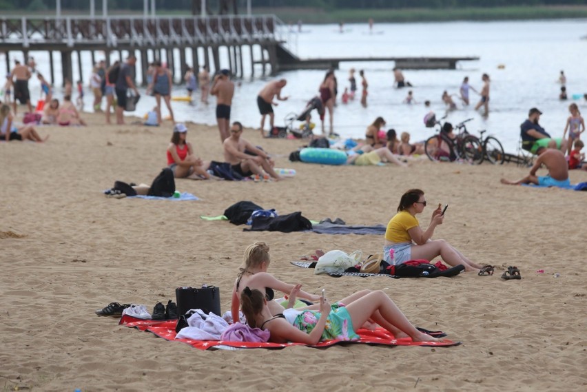 Przy dobrej pogodzie nad Pogorią III tłumy plażowiczów...