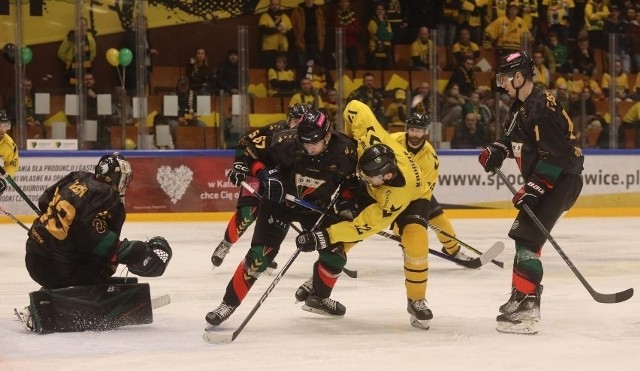Hokeiści GKS Katowice (żółte koszulki) i GKS Tychy rywalizowali w ostatnim finale PHL. W niedzielę dwa śląskie zespoły zmierzą się po raz pierwszy w nowym sezonie w Satelicie