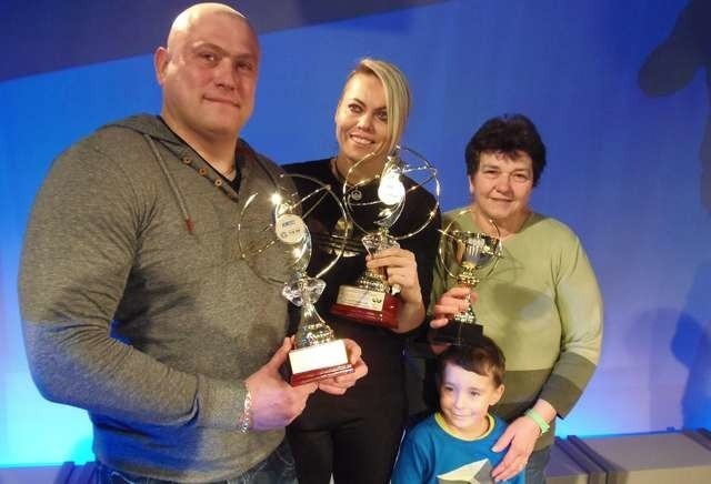 Laureaci plebiscytu na "Grudziądzkiego Sportowca Roku 2014", od lewej: Sebastian Ordański, Marlena Wawrzyniak i Jolanta Lipińska z małym Marcelem, czyli mama i syn nieobecnego Wojciecha Lipińskiego