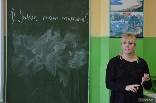 Monika Sawicka na spotkaniu z szóstoklasistami w Gniewoszowie.
