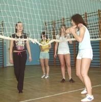 W suwalskim Gimnazjum nr 1 na lekcjach wychowania fizycznego dziewczyny najczęściej grają w siatkówkę