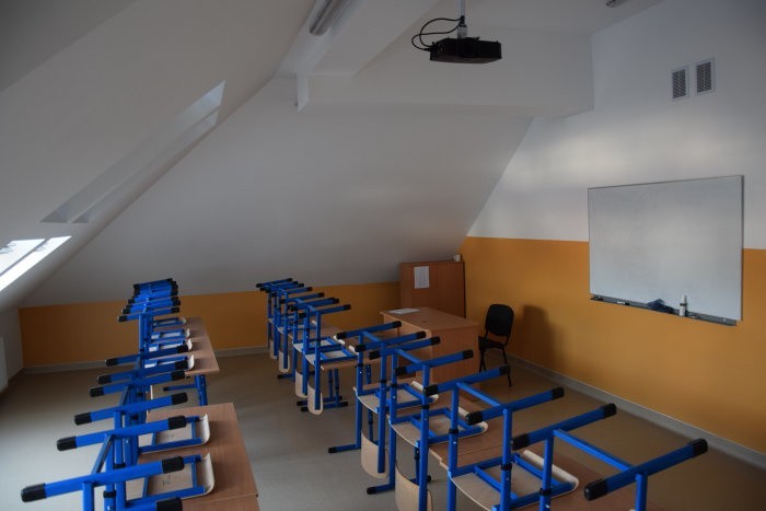 Zakończono remont szkoły w Szydłowie. Powstały cztery nowe sale lekcyjne, zakupiono sprzęt do pracowni komputerowej i językowej [ZDJĘCIA]