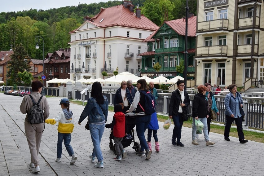 Turyści chętnie odwiedzają Krynicę szczególnie w weekendy,...