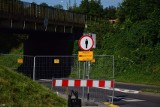 Zamknięty wiadukt w Żarach. Kierowcy muszą korzystać zobjazdów, na pieszo pod wiaduktem też nikt nie przejdzie